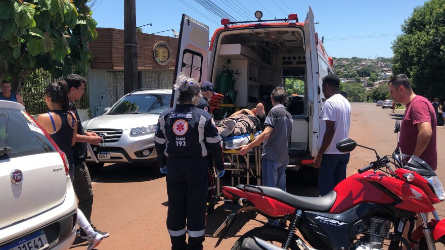 Carro e moto se envolvem em acidente de trânsito na Rua Flamingo no Bairro Floresta