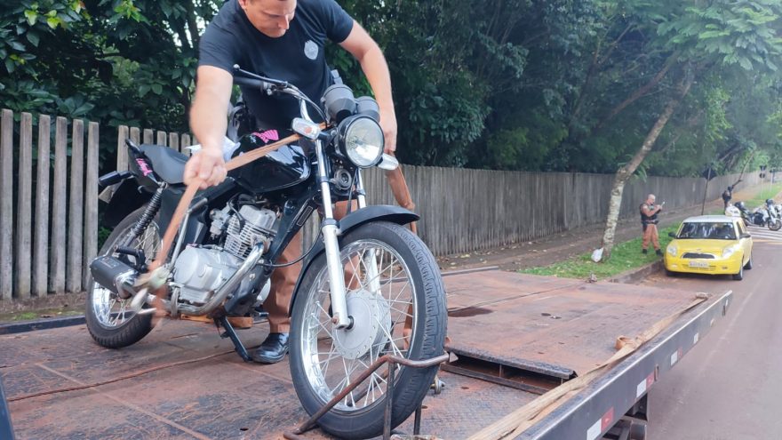 Durante fiscalização, moto e carro são apreendidos pela PM