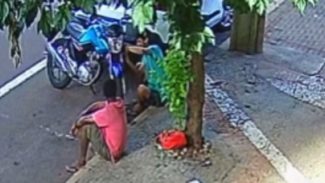 Dupla deitada na calçada tem a ideia de furtar moto de trabalhador na Rua Mato Grosso
