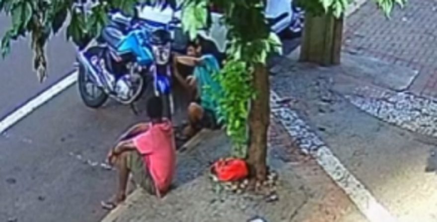 Dupla deitada na calçada tem a ideia de furtar moto de trabalhador na Rua Mato Grosso
