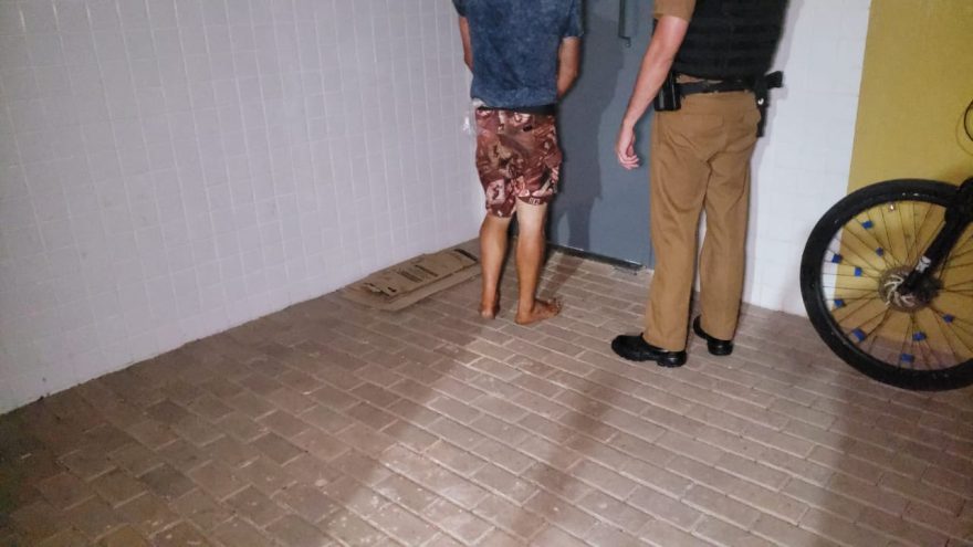 Homem vai preso após mostrar partes íntimas para adolescente