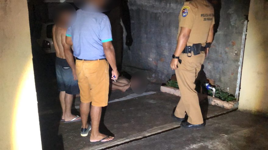 Homem é contido por populares após agredir esposa e filho no Santa Cruz