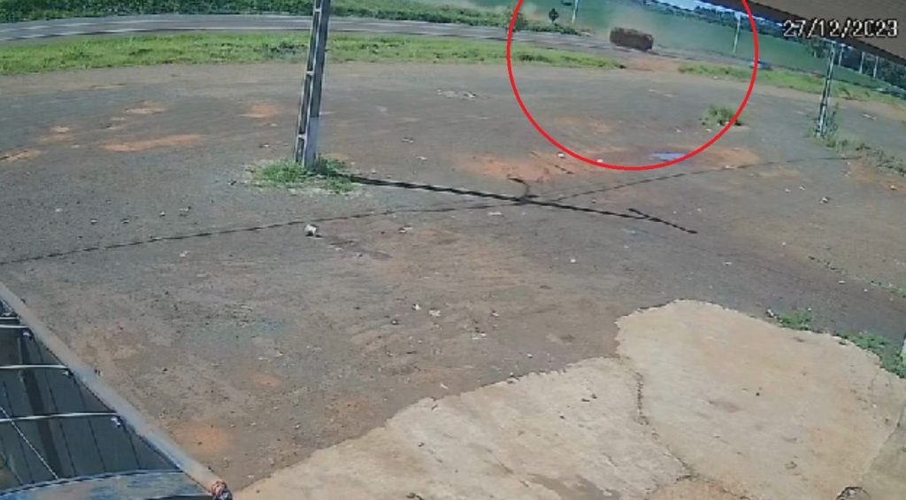 Câmera flagra capotamento na PR-466 em Ivaiporã