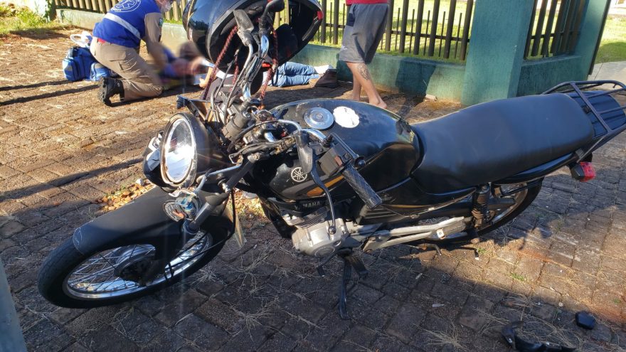 Motociclista é ferroado por abelha e bate contra uma lixeira na Rua Eduardo Tadeu Milani