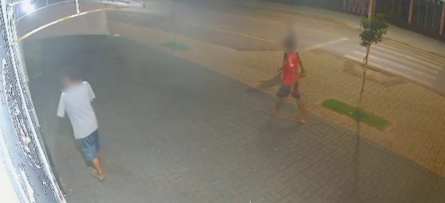 Vídeo mostra jovens chutando e danificando porta no Bairro Cascavel Velho