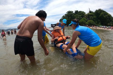 Imagem referente a Praia Acessível permite a pessoas com deficiência tomarem banho de mar com segurança