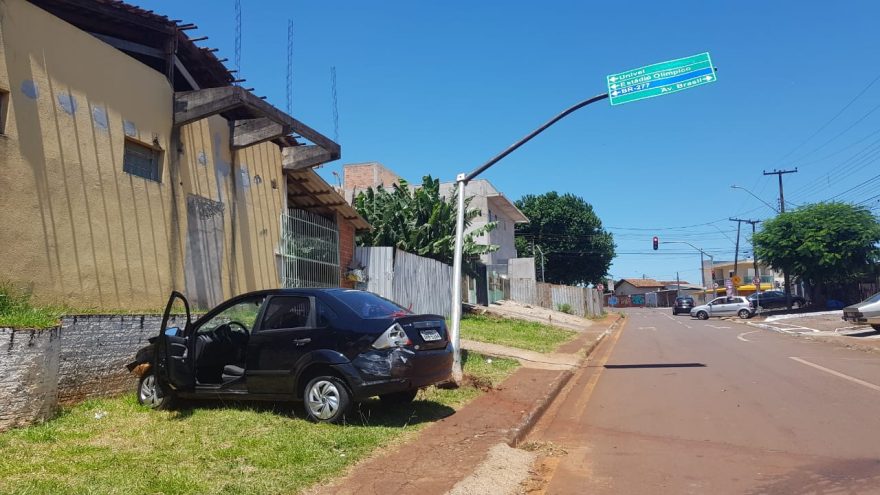 Kangoo e Fiesta colidem na Rua Barawanas no Bairro Santa Cruz