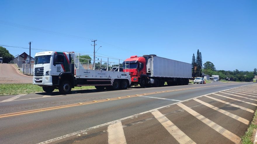 Caminhão apresenta problemas mecânicos na BR-277 e precisa ser guinchado