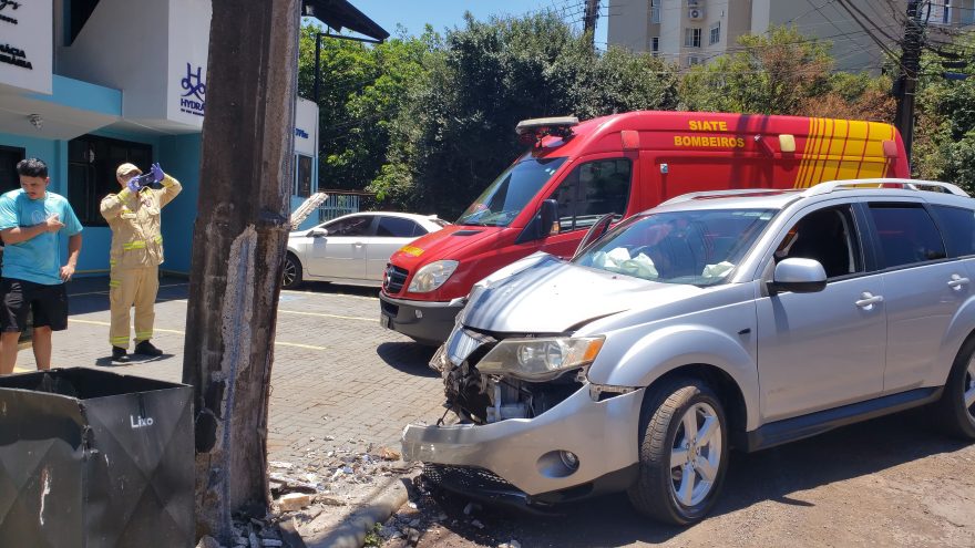 Caminhonete bate contra poste e Corpo de Bombeiros é acionado