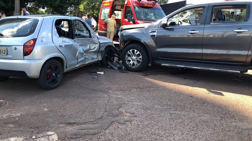 Forte colisão entre Celta e Ranger deixa homem ferido na Rua Belo Horizonte