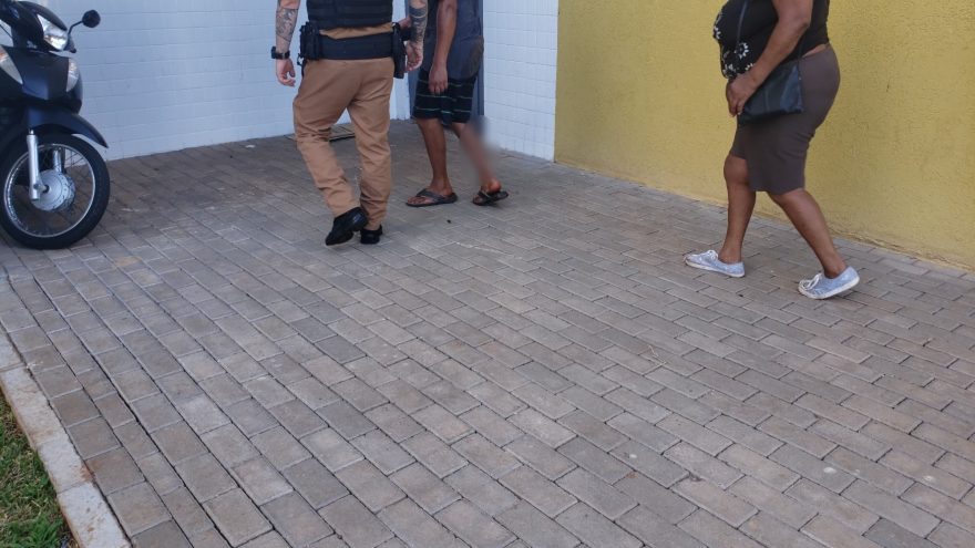 Homem agride mãe com pedaço de madeira e é detido pela Polícia Militar