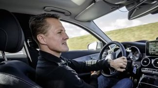 Michael Schumacher passa por tratamento a bordo de Mercedes-AMG com 'sons de F1'