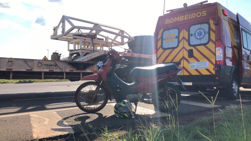 Motociclista quebra clavícula em acidente com caminhão no Trevo Cataratas
