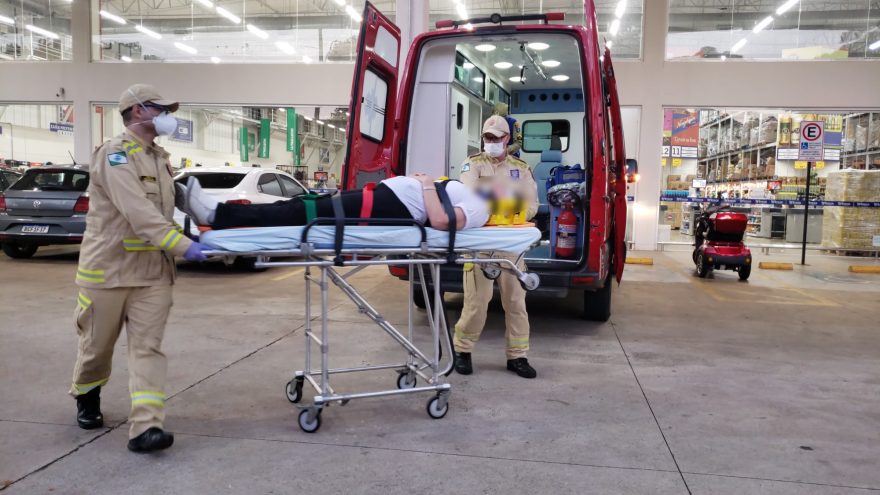 Mulher é socorrida após cair dentro de supermercado
