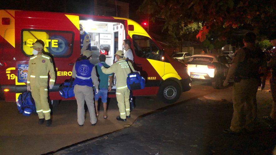 Homem é socorrido após se ferir com canivete na Rua Visconde do Rio Branco