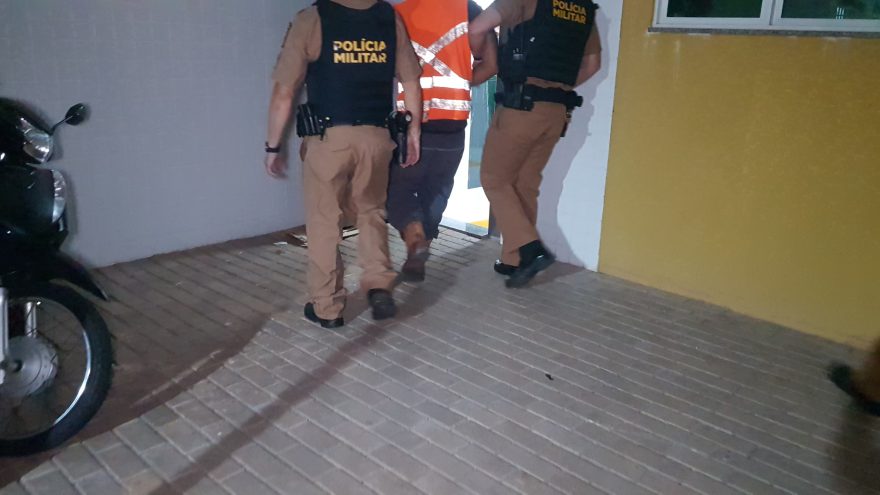 Sem capacete! Catador vira fera, parte para cima da Polícia Militar e acaba preso