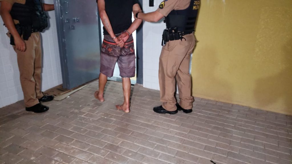 Homem tenta fugir, mas é detido após descumprir medida protetiva no Cascavel Velho