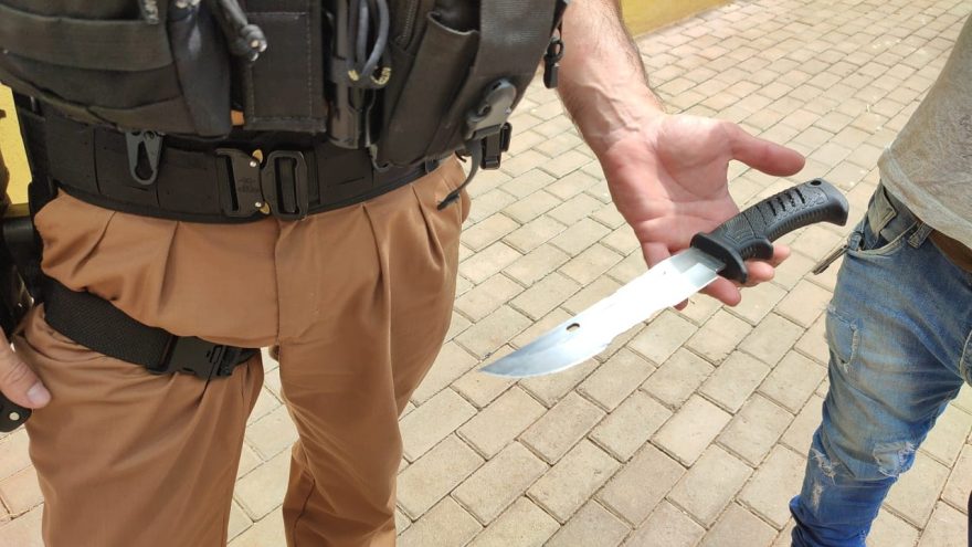 Ao defender passageiras, Uber toma faca de homem que ameaçava a ex-companheira e a enteada