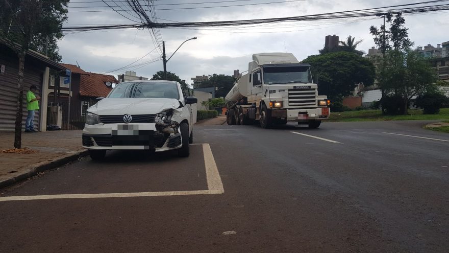 Carro e caminhão colidem na Rua Presidente Kennedy
