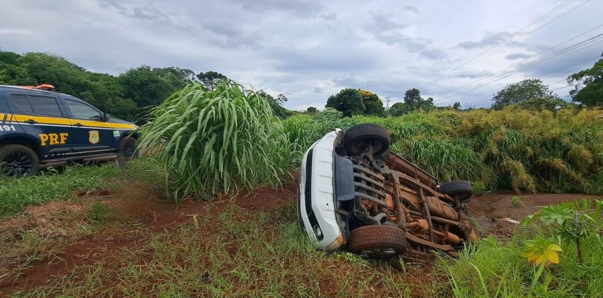 Amarok capota em acidente na BR-467, em Cascavel