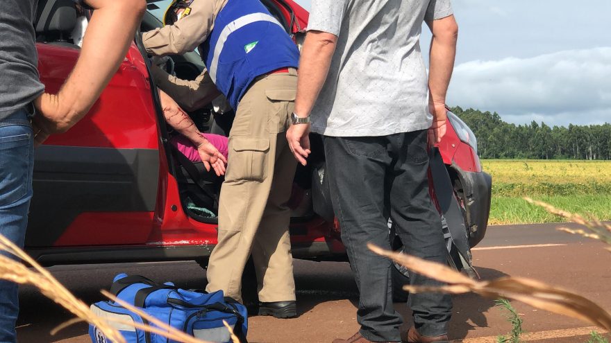 Mulher é socorrida após acidente de trânsito na rodovia BR-467