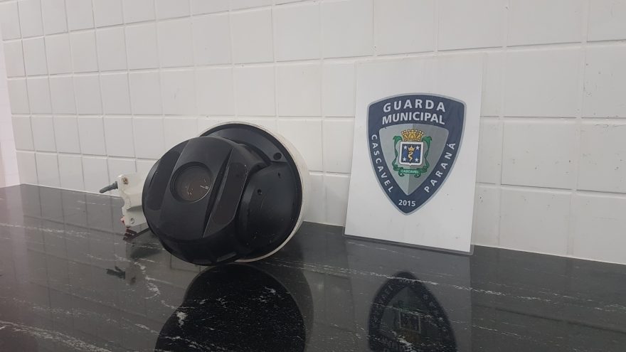 Bandido tenta furtar câmera de escola municipal no Cascavel Velho