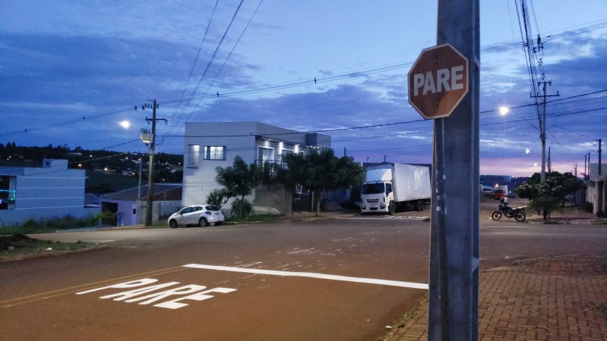 Povo toma frente e pinta sinalização para frear acidentes no Florais do Paraná