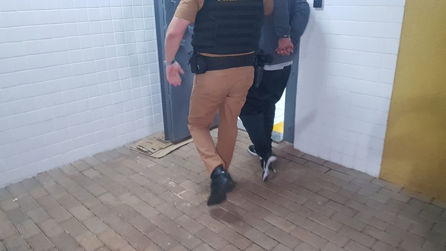 Rapaz é preso com 20 buchas de cocaína na Rua Manoel Ribas