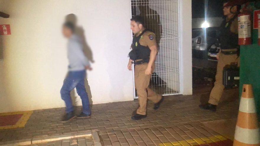 Na contramão e com o farol apagado, motociclista embriagado é preso no Centro