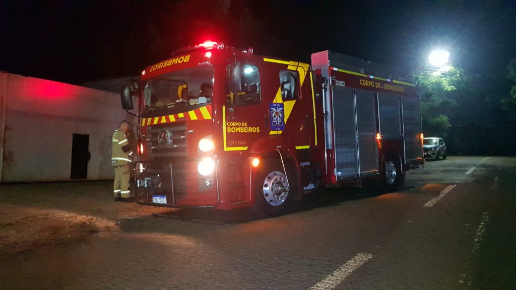 Foco de incêndio em oficina mecânica mobiliza Corpo de Bombeiros no Cascavel Velho