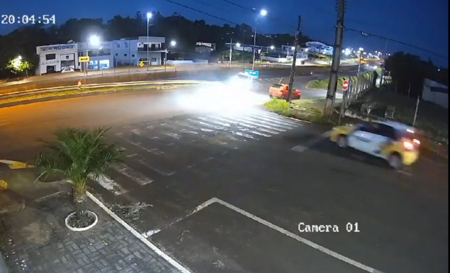 Vídeo: Com CNH cassada, bêbado e fugindo da PM, motorista causa acidente em Medianeira