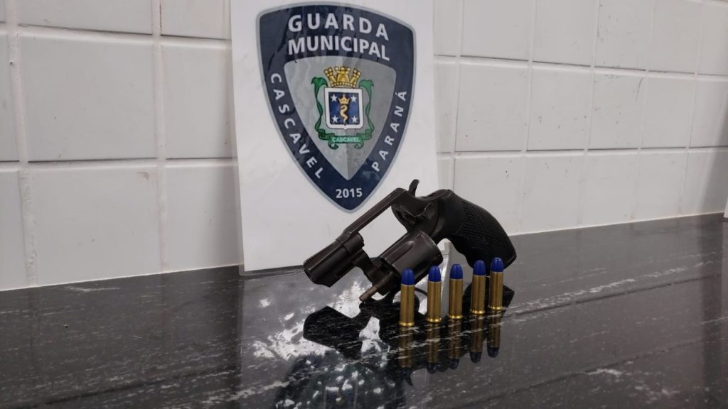 Após denúncia, GM detém jovem em porte ilegal de revólver 38 no bairro Cataratas