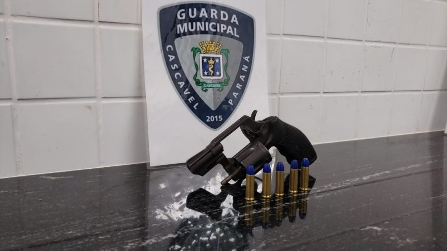 Após denúncia, GM detém jovem em porte ilegal de revólver 38 no bairro Cataratas