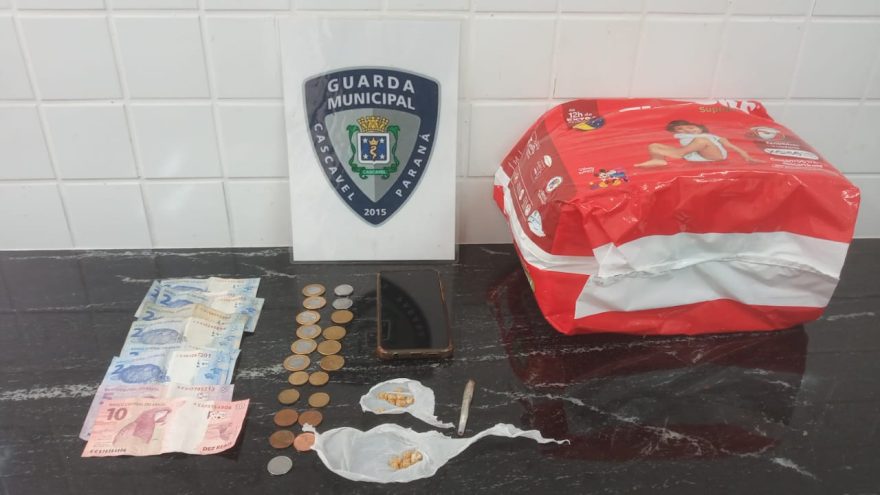 Com fraldas e drogas, adolescente é apreendido pela Guarda Municipal no Centro