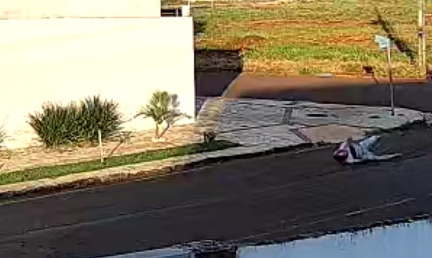Câmera flagra motociclista sendo arremessado em acidente no Belmonte