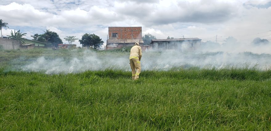 Corpo de Bombeiros combate incêndio em vegetação no Esmeralda