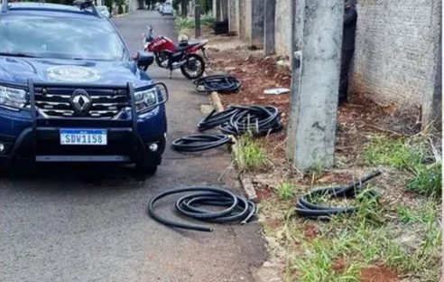 Três são presos furtando fios de telefonia em Arapongas Imagem referente a Três são presos furtando fios de telefonia em Arapongas