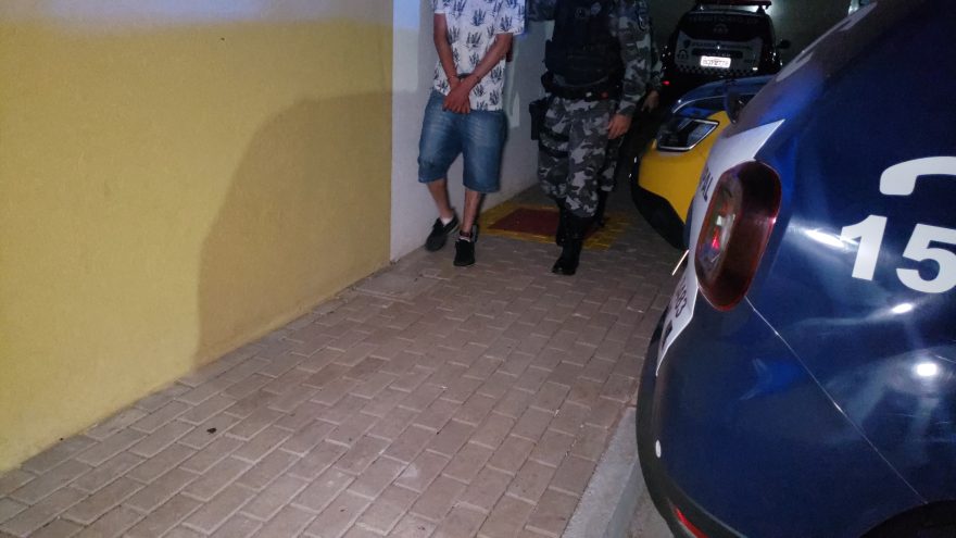 Choque pega malandro armado no Santa Cruz e joga na jaula