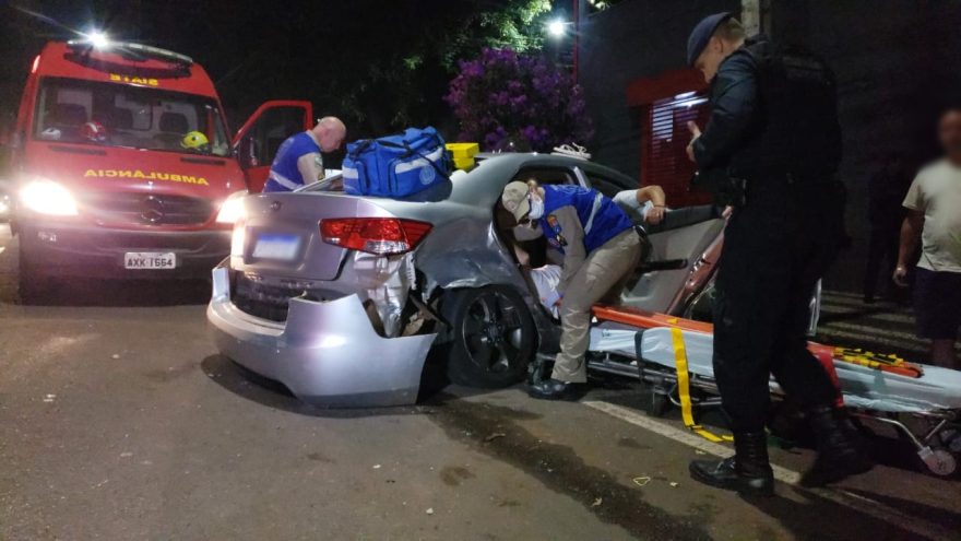 Duas mulheres ficam feridas em forte colisão de trânsito na Rua Paraná