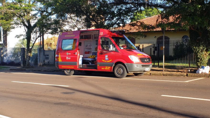 Homem tenta pular o portão de casa após esquecer a chave, se corta e é socorrido pelo Siate