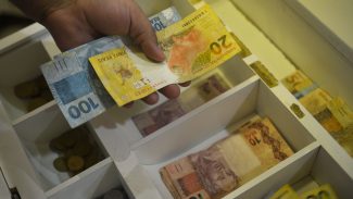 Salário mínimo de R$ 1.412 entra em vigor nesta segunda-feira