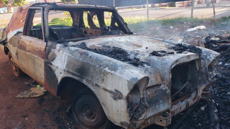 Carro antigo é destruído em incêndio no Santa Cruz