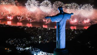 Festa de réveillon continua na Praia de Copacabana