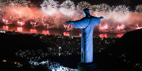 Imagem referente a Festa de réveillon continua na Praia de Copacabana