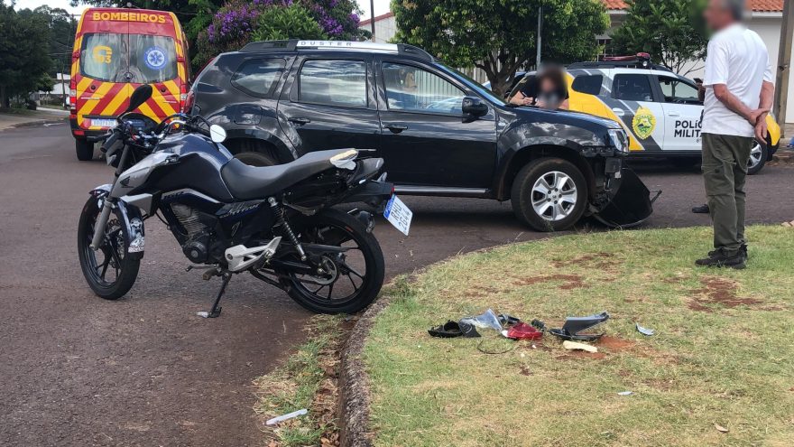 Moto e carro colidem na Rua Flor da Serra