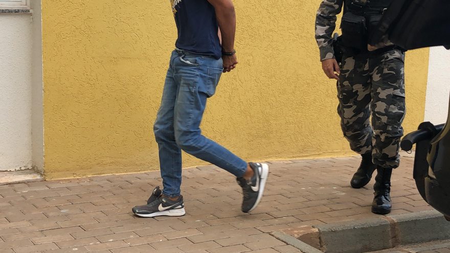 Equipes da Choque cumprem mandado de prisão no Bairro Cancelli