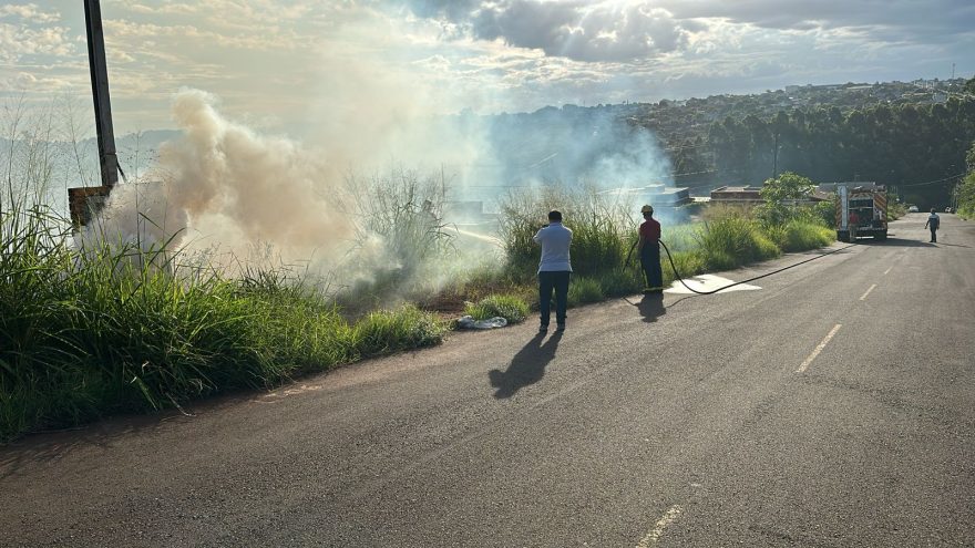 Equipes do Corpo de Bombeiros foram deslocadas para combaterem incêndio no Cascavel Velho