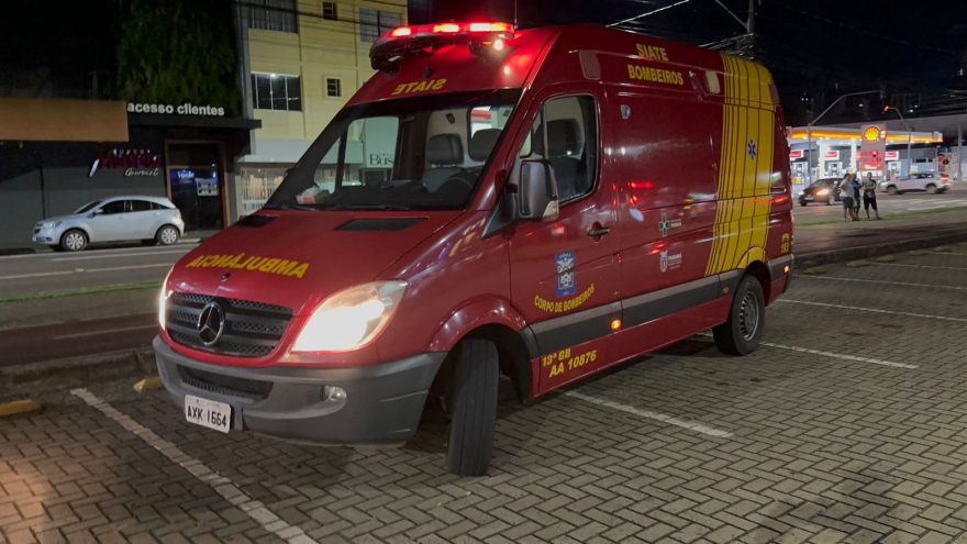 Homem cai de bicicleta e sofre laceração na perna
