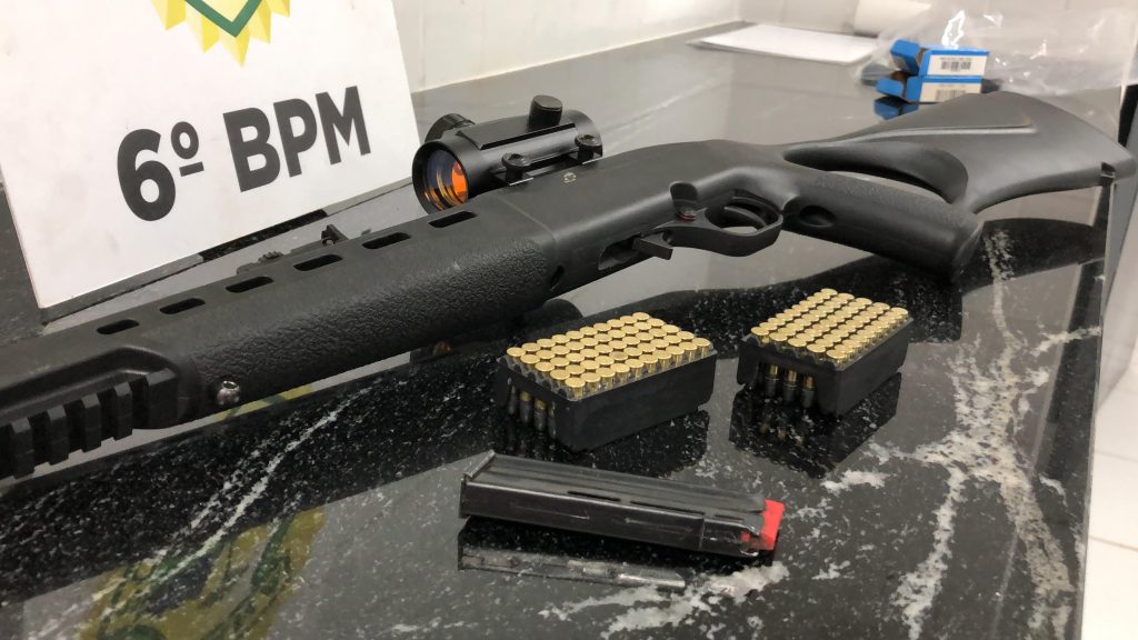 Homem é detido levando rifle calibre 22 no veículo, em Ibema