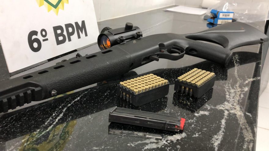 Homem é detido levando rifle calibre 22 no veículo, em Ibema
